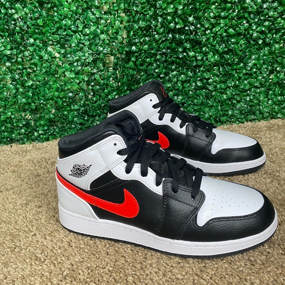 AIR JORDAN 1 MID Black Chile Red White